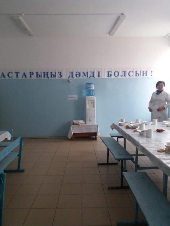 Асханадағы ыстық тамақты медбикенің қадағалау сәті