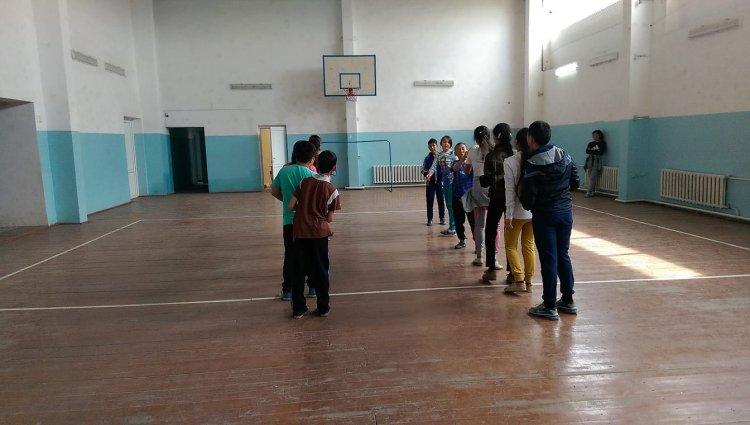 Берікқара орта мектебінде оқушылардың қысқы демалыс уақытын тиімді пайдалану мақсатында дене шынықтыру піні мұғалімдерінің ұйымдастыруымен түрлі спортық ойындар өткізілді.