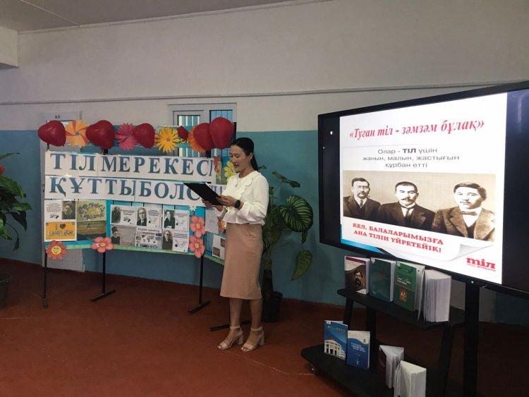 Қыркүйек айының 5-күні Берікқара орта мектебінде тіл мерекесіне орай "Тілім менің- тірлігімнің айғағы" атты іс шара өткізіліп, бір айлық жоспар бекітілді іс шара тіл бірлестігінің мұғалімдері,5-11 сынып оқушылары белсенді қатысты.