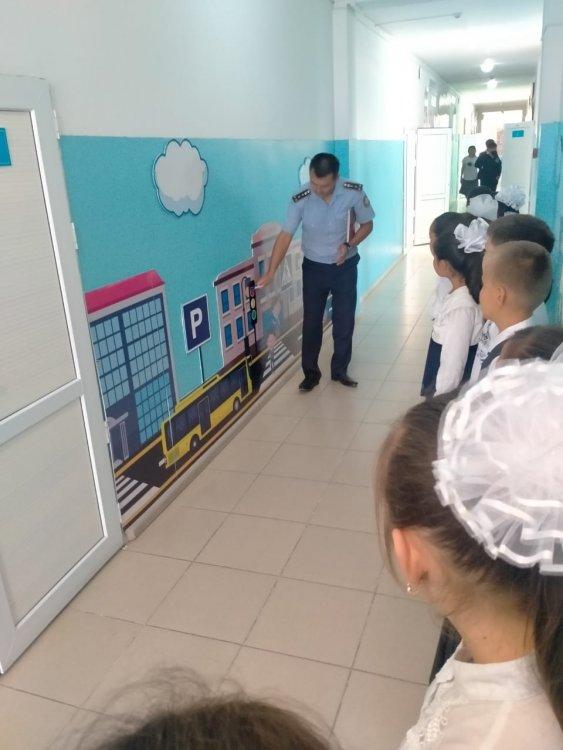 2022 оку жылындағы қыркүйек айының 1-30 күні аралығында өтетін "Абайлаңыз балалар" жол акциясының жоспары жасалып , бекітілді. Мектебіміздің инспекторы Крыкбаев Е. және ДТІЖО Қасымов Т. Білім алушыларды жол ережесімен таныстырды.